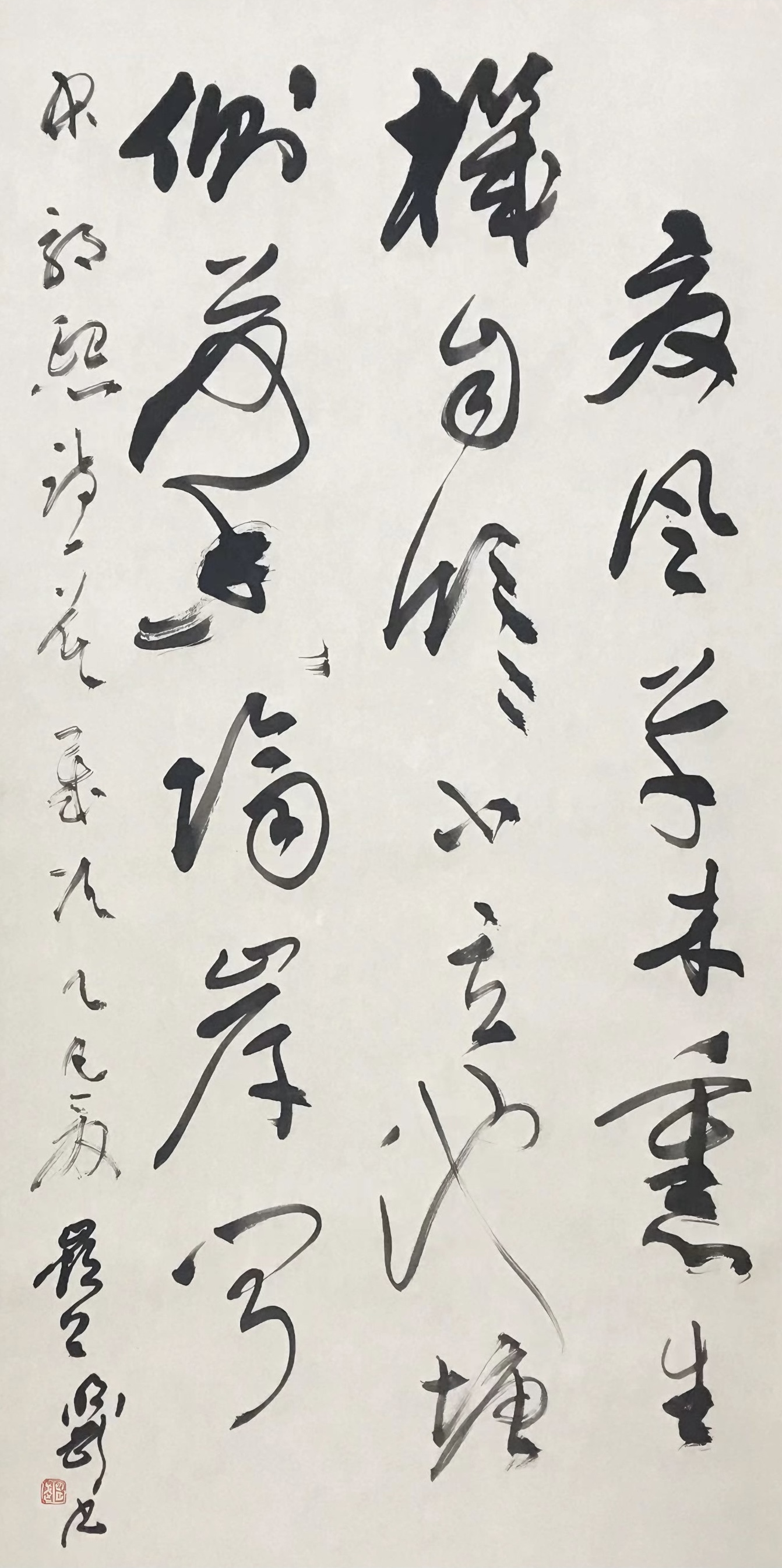 夏风草木熏，生机自欣欣，小立池塘侧，荷香隔岸闻。